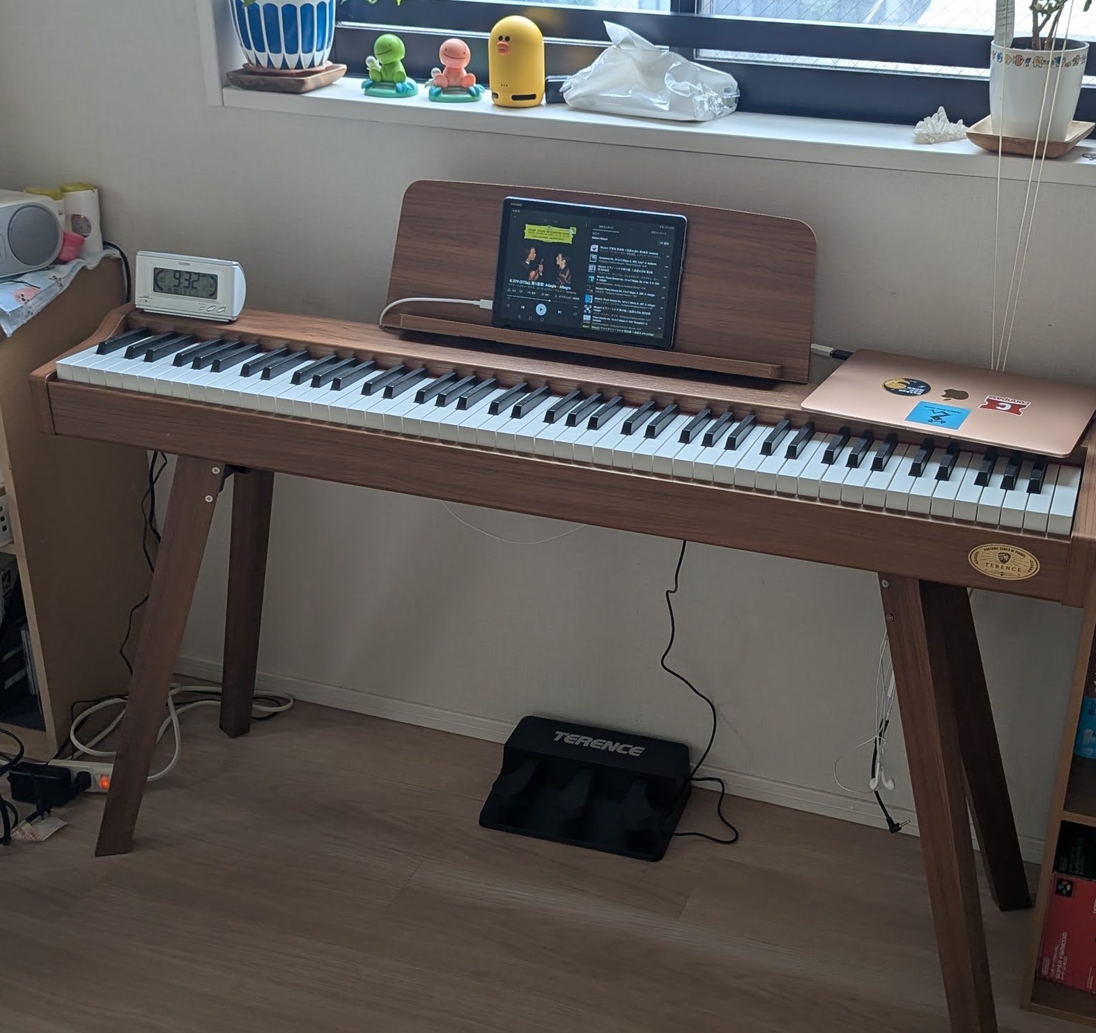 部屋に馴染んできたピアノ