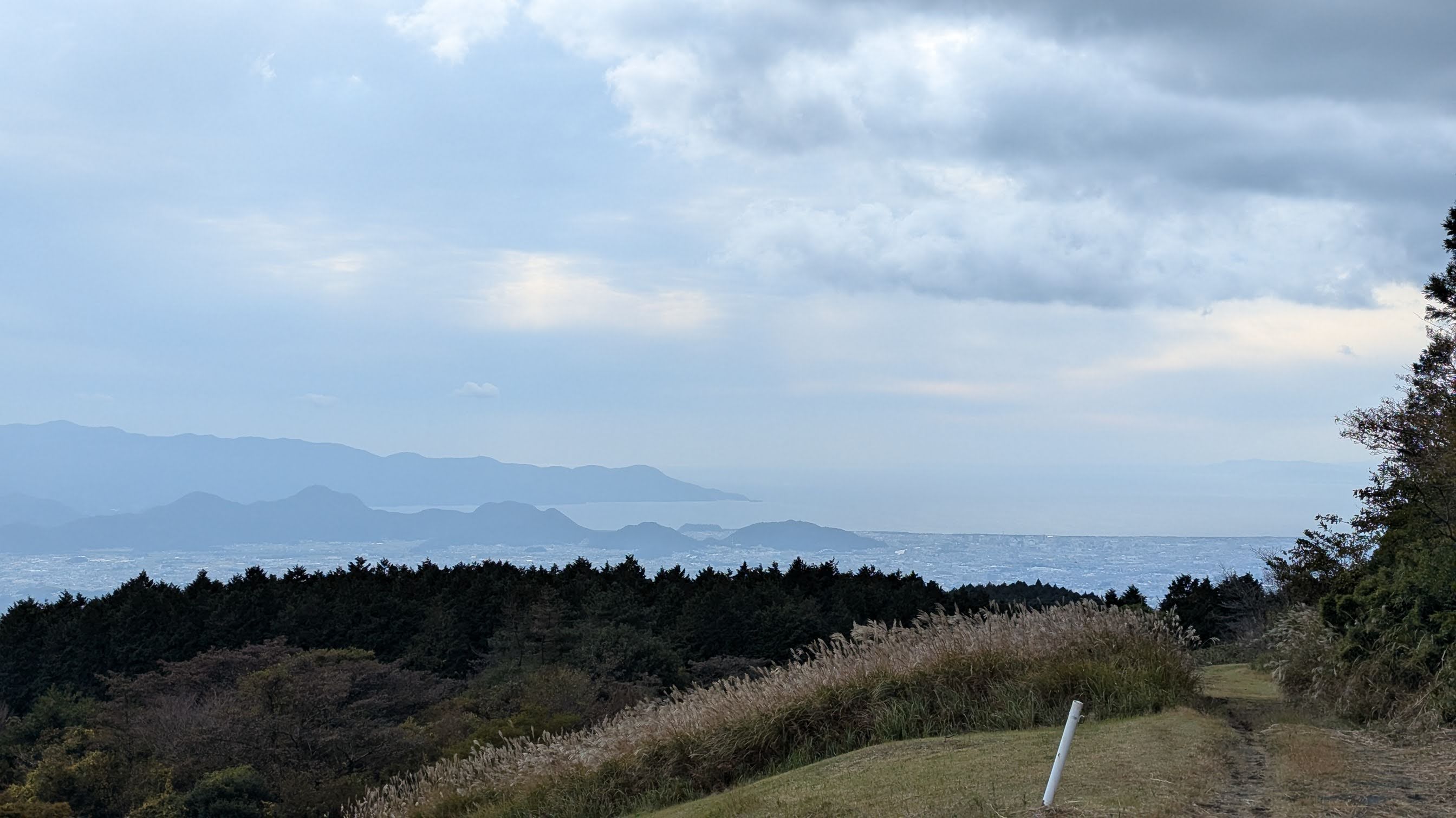 三島・沼津の市街地から駿河湾まで一望できる景色