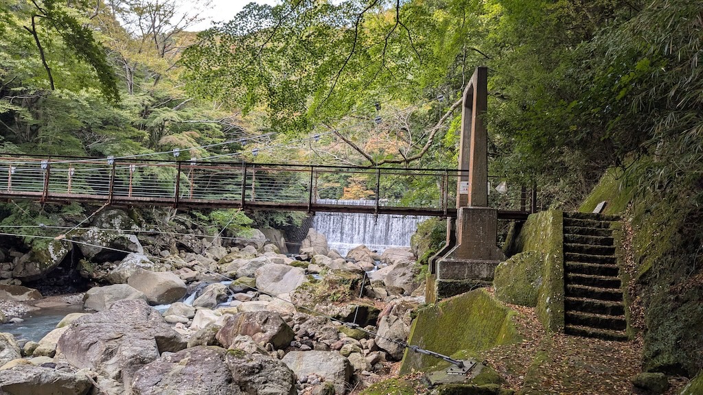 電力会社が管理する吊り橋とその後ろに滝