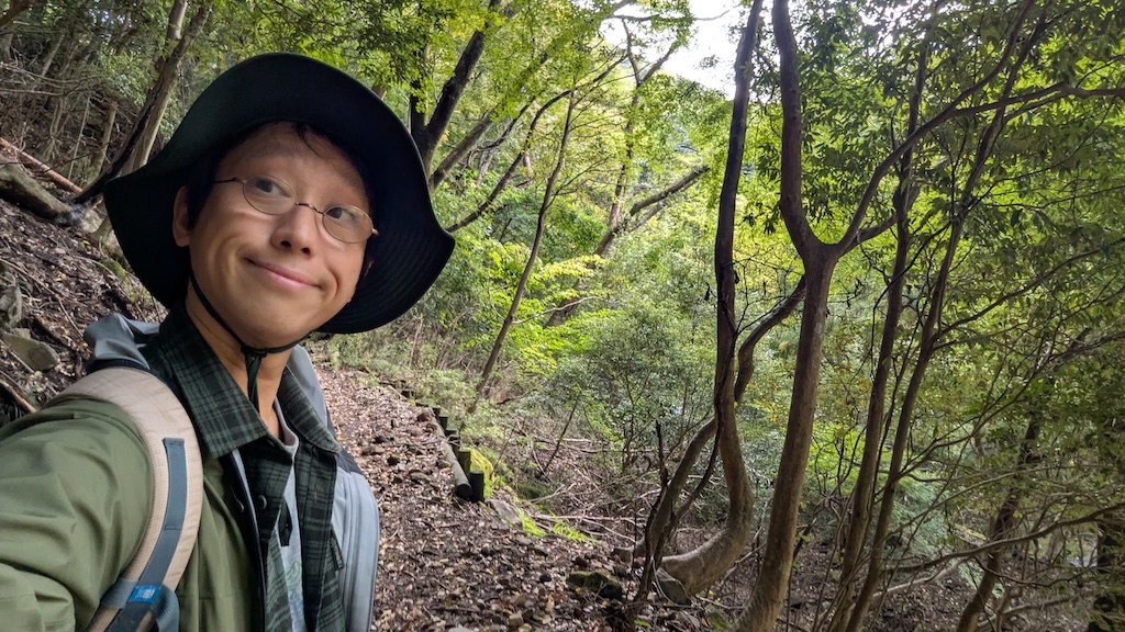 堂ヶ島渓谷遊歩道を歩く筆者