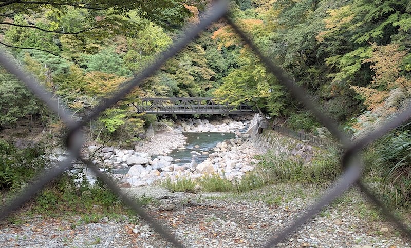 フェンスの向こうに見える古い橋