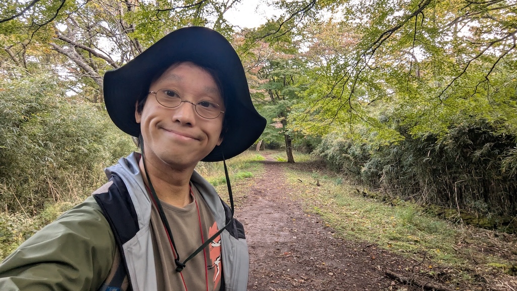 稜線を歩く筆者