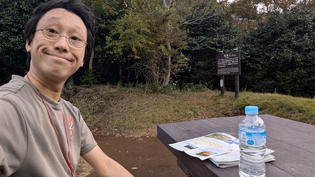 浅間山山頂で休憩する筆者