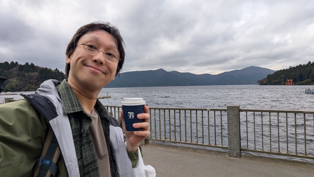 コーヒー片手に芦ノ湖を眺める筆者